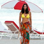 Top Chef Host Padma Lakshmi Enjoying A Beach Day In Miami With A Friends