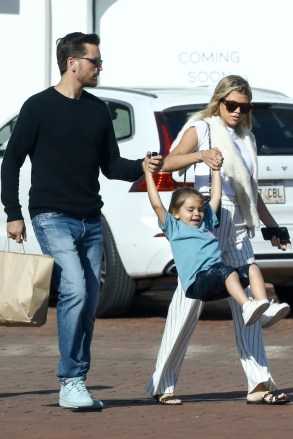 Malibu, CA  - *EXCLUSIVE*  - Scott Disick takes Sofia Richie and the kids for lunch at Taverna Tony in Malibu and the kids seem to be enjoying their time! Penelope and Reign take turns swinging under Scott and Sofia. Pictured: Scott Disick and Sofia RichiePictured: Scott Disick, Sofia Richie, Penelope Disick, Reign DisickBACKGRID USA 17 MAY 2019 USA: +1 310 798 9111 / usasales@backgrid.comUK: +44 208 344 2007 / uksales@backgrid.com*UK Clients - Pictures Containing ChildrenPlease Pixelate Face Prior To Publication*