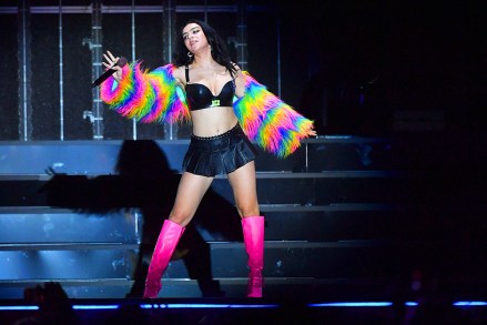 A cantora inglesa Charli XCX se apresenta durante o concerto de abertura do WorldPride 2023 em Sydney, Austrália, 24 de fevereiro de 2023. Sydney WorldPride 2023, Austrália - 24 de fevereiro de 2023