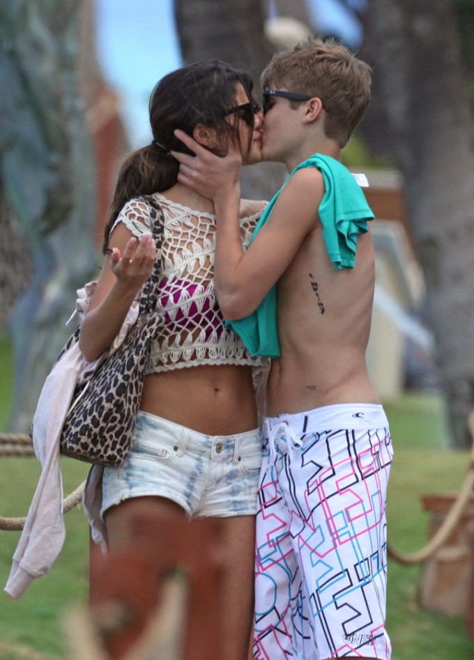 Justin & Selena Kiss In Hawaii