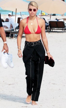 Sofia Richie Scott Disick y Sofia Richie, Miami Beach, EE. UU. - 23 de septiembre de 2017, la nueva novia de Scott Disick, Sofia Richie, en un diminuto bikini rojo dando un paseo por la playa de Miami