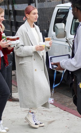 Hailey BaldwinHailey Baldwin fuera de casa, Los Ángeles, EE. UU. - 13 de enero de 2019Usando Isabel Marant, Coat, Wearing Brock Collection, Pantalones, Zapatos de Converse X the Fog