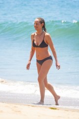 Malibu, CA  -Absolutely fabulous! Helen Hunt shows off her striking beauty while going for a splash in Malibu.

Pictured: Helen Hunt