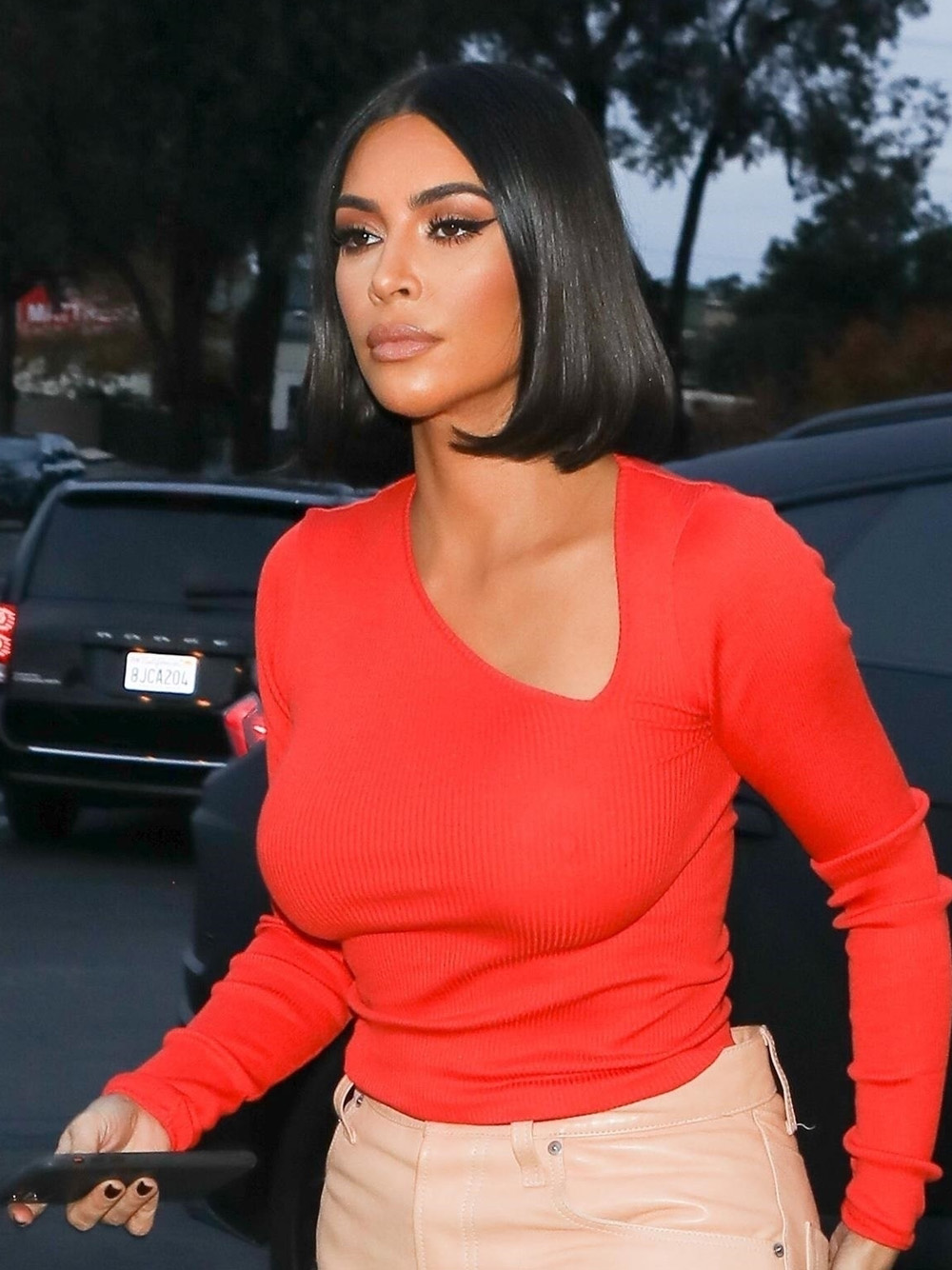 *EXCLUSIVE* Kim Kardashian stops and shops at "A Beautiful Mess" in Agoura Hills