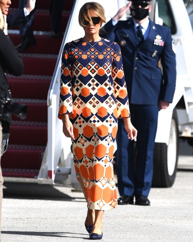 WEST PALM BEACH, FL - JANUARY 20: US President Donald Trump and First Lady Melania Trump are seen driving away in the motorcade after arriving on Air Force One at Palm Beach International Airport on January 20, 2021 in West Palm Beach, Florida. 

Photo Credit Larry Marano ¬© 2021

Pictured: Melania Trump
Ref: SPL5207615 200121 NON-EXCLUSIVE
Picture by: SplashNews.com

Splash News and Pictures
USA: +1 310-525-5808
London: +44 (0)20 8126 1009
Berlin: +49 175 3764 166
photodesk@splashnews.com

World Rights