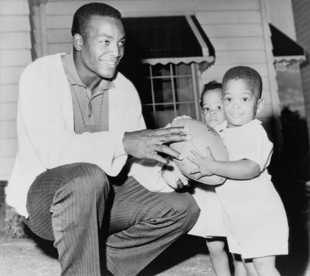 Jim Brown, ikizleri Kevin ve Kim ile profesyonel futbol kariyerinin başında.  27 Eylül 1961.Tarihi Koleksiyon