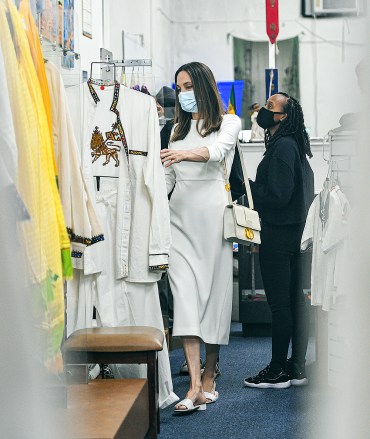 Анджелина Джоли беше забелязана да пазарува в етиопски бутиков магазин с децата си Захара и Шайло в Лос Анджелис, Калифорния.  Бяха видени да вървят през пътеките, докато проверяваха различните етиопски облекла и дрехи на рафтовете.  08 януари 2021 г. На снимката: Анджелина Джоли носи изцяло бяло, докато води децата си Захара и Шайло да пазаруват в етиопски бутик в Лос Анджелис.  Снимка: Marksman / MEGA TheMegaAgency.com +1 888 505 6342 (Mega Agency TagID: MEGA725340_013.jpg) [Photo via Mega Agency]