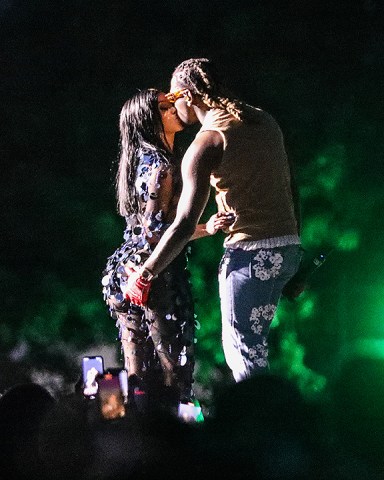 Cardi B and Offset share a sweet kiss on stage at Wireless Festival in London as he playfully grabs her behind.Pictured: Cardi B,Offset,Belcalis Marlenis Almanzar,Kiari Kendrell Cephus,MigosRef: SPL5325007 080722 NON-EXCLUSIVEPicture by: SplashNews.comSplash News and PicturesUSA: +1 310-525-5808London: +44 (0)20 8126 1009Berlin: +49 175 3764 166photodesk@splashnews.comWorld Rights