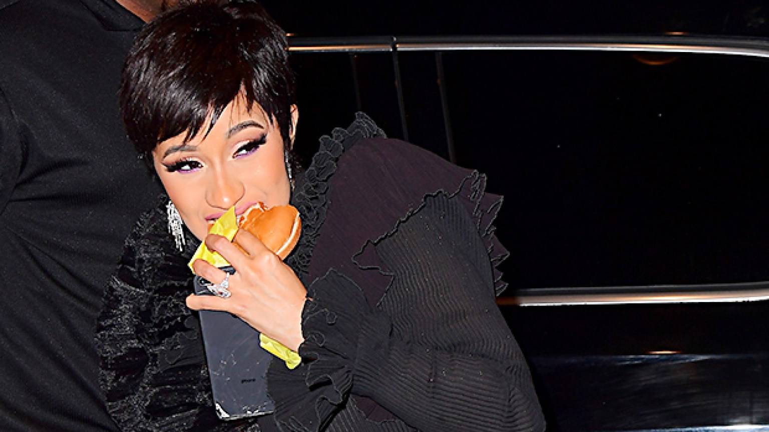 Cardi B Eating McDonalds After The VMAs: See Funny Pic – Hollywood Life
