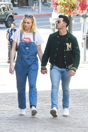 Sophie Turner y Joe Jonas Sophie Turner y Joe Jonas fuera de casa, Los Ángeles, EE. UU. - 28 de febrero de 2020