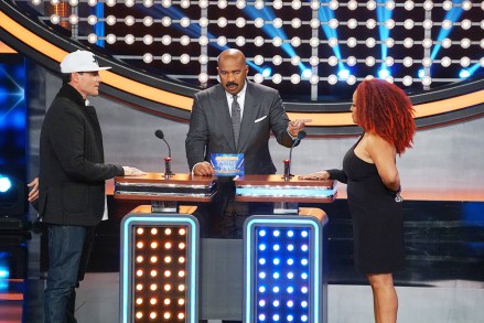 CELEBRITY FAMILY FEUD - "Team Vanilla Ice vs. Kim Fields and Team Ice-T & Coco vs. Vivica A. Fox" - The celebrity teams competing to win cash for their charities feature Vanilla Ice ("The Vanilla Ice Project") and actress/director Kim Fields. In a separate game, rapper Ice-T & his wife, Coco, compete against actress Vivica A. Fox ("Empire") along with their families, on an all-new episode, SUNDAY, AUG. 26 (8:00-9:00 p.m. EDT), on The ABC Television Network. (ABC/Byron Cohen)VANILLA ICE, STEVE HARVEY, KIM FIELDS