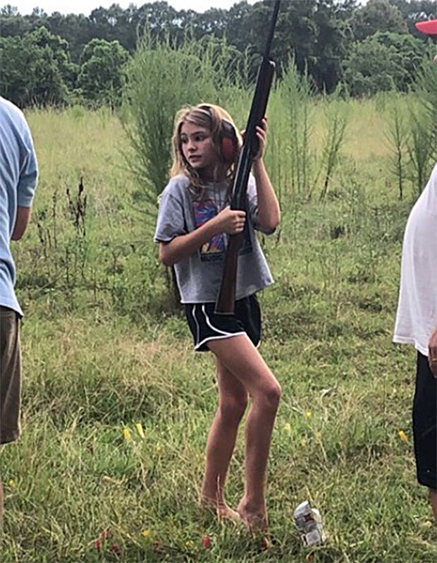 Jamie Lynn Spears' daughter carries rifle