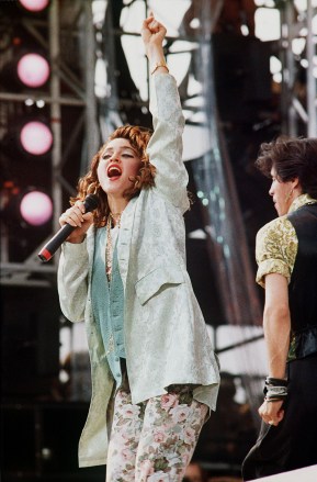 La actriz y cantante Madonna canta en el escenario del estadio JFK de Filadelfia, Pensilvania, durante el concierto Live Aid LIVE AID PHILADELPHIA 1985, PHILADELPHIA, EE.UU.