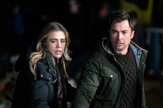 MANIFEST SEASON 04. (L to R) Melissa Roxburgh as Michaela Stone and Matt Long as Zeke Landon in Manifest Season 04. Cr. Peter Kramer/Netflix © 2022