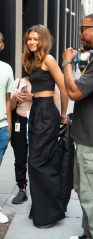 New York City, NY  - *EXCLUSIVE*  - Zendaya visits Tom Holland at his film set 'The Crowded Room' in Manhattan, New York City.

Pictured: Zendaya

BACKGRID USA 7 JULY 2022 

USA: +1 310 798 9111 / usasales@backgrid.com

UK: +44 208 344 2007 / uksales@backgrid.com

*UK Clients - Pictures Containing Children
Please Pixelate Face Prior To Publication*