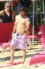 Mark Wahlberg og hustru Rhea Durham bliver set på stranden, mens de er på ferie på Barbados