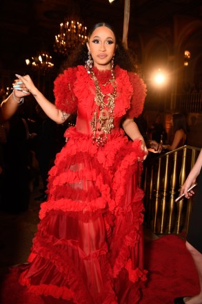 Nicki Minaj: Yellow Hair In Milan — See Makeover – Hollywood Life