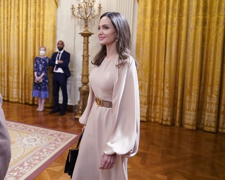Aktris dan aktivis Angelina Jolie tiba untuk menghadiri sebuah acara untuk merayakan pengesahan ulang Undang-Undang Kekerasan Terhadap Perempuan di Ruang Timur Gedung Putih, di Washington Biden, Washington, Amerika Serikat - 16 Mar 2022
