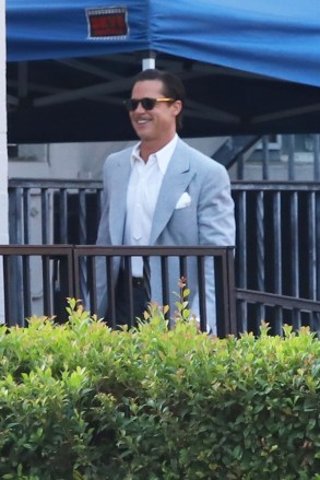 EXKLUSIV: Brad Pitt lächelt über alles, als er am frühen Morgen an seinem Filmset in Babylon ankommt. 29. September 2021 Bild: Brad Pitt. Fotokredit: APEX / MEGA TheMegaAgency.com +1 888 505 6342 (Mega Agency TagID: MEGA792006_005.jpg) [Foto über Mega Agency]