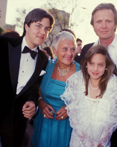 James Haven Barbara Voight Angelina Jolie and Jon Voight at the 1986 Academy Awards 03-1986
Angelina Jolie and Family at the 1986 Oscars