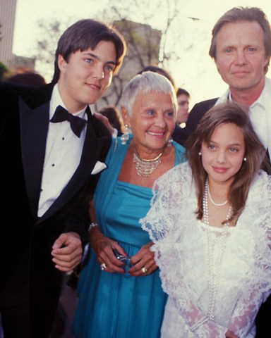 James Haven Barbara Voight Angelina Jolie and Jon Voight at the 1986 Academy Awards 03-1986 Angelina Jolie and Family at the 1986 Oscars