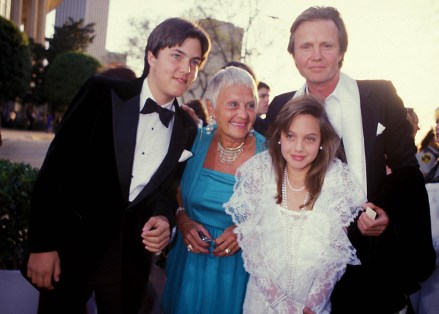 James Haven Barbara Voight Angelina Jolie dan Jon Voight di Academy Awards 1986 03-1986 Angelina Jolie and Family di Oscar 1986