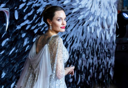 Angelina Jolie, Londra'nın merkezindeki Maleficent Mistress of Evil Premiere'de 'Maleficent Mistress of Evil' filminin Avrupa galasına vardıklarında fotoğrafçılar için poz veriyor, Londra, Birleşik Krallık - 09 Ekim 2019