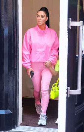 Kim Kardashian SKIMS Çekimi İçin Pembe İç Çamaşırıyla: Fotoğraflar – Hollywood Life