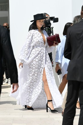 Rihanna attends the LVMH Prize Ceremony at the Louis Vuitton Foundation in Paris, France.Pictured: Rihanna,RihannaKarl LagefeldRef: SPL1518252 190617 NON-EXCLUSIVEPicture by: SplashNews.comSplash News and PicturesLos Angeles: 310-821-2666New York: 212-619-2666London: 0207 644 7656Milan: +39 02 4399 8577Sydney: +61 02 9240 7700photodesk@splashnews.comWorld Rights, No France Rights