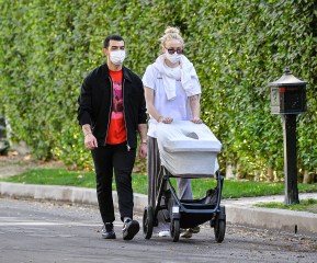 Joe Jonas and Sophie Turner enjoy a morning stroll with daughter Willa in Los Angeles, CA. 08 Dec 2020 Pictured: Joe Jonas and Sophie Turner enjoy a morning stroll with daughter Willa in Los Angeles, CA. Photo credit: Marksman / MEGA TheMegaAgency.com +1 888 505 6342 (Mega Agency TagID: MEGA720021_003.jpg) [Photo via Mega Agency]