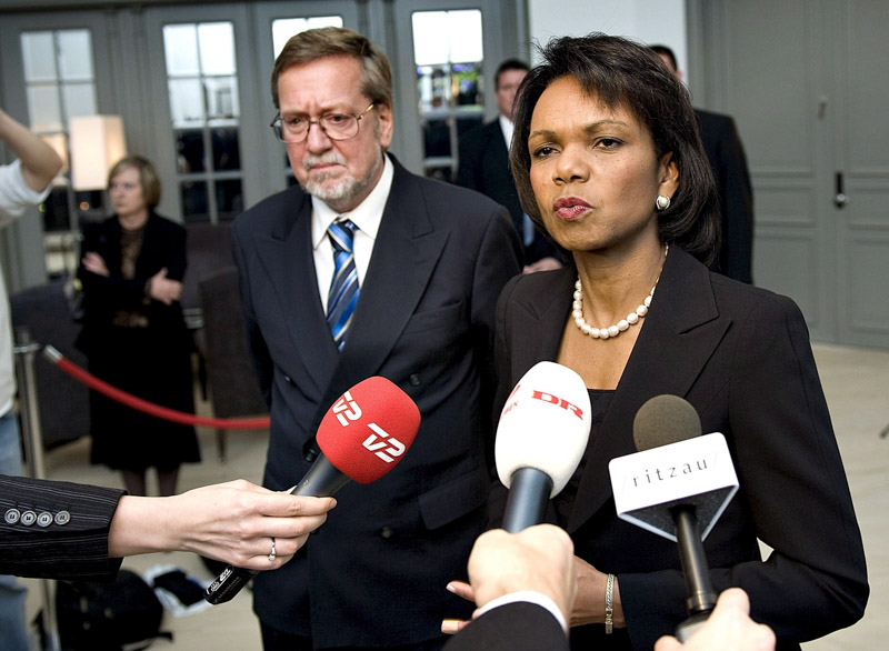 Us Secretary of State Condoleeza Rice (r) and Her Danish Counterpart Per Stig Moller (l) Arrive to an Informal Dinner Hosted by Mr Moller at Restaurnat Nimb in Tivoli in Copenhagen 04 December 2008 Condoleeza Rice is in Copenhagen For a Two Day Offcial Visit Denmark Copenhagen
Denmark Condoleeza Rice Visit - Dec 2008