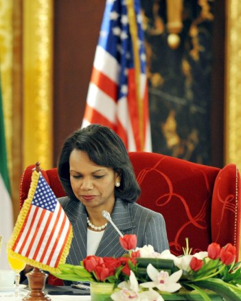 Us Secretary of State Dr Condoleezza Rice Takes Part in a Consultative Meeting in Manama Bahrain 21 April 2008 Condoleezza Rice is in Bahrain For Talks with Counterparts From Egypt Jordan Iraq and the Six Gulf Arab States Rice is to Discuss the Situation in Iraq the Middle East Peace Process Lebanon and Other Regional Issues During Her Meeting in Manama
Bahrain Usa Condoleeza Rice - Apr 2008