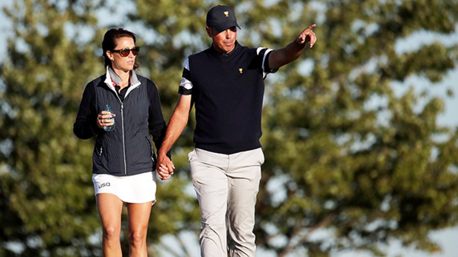 Matt Kuchar’s Wife Caddies For Zach Johnson & She’s A Total Pro At It ...