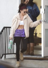 EXCLUSIVE: Sarah Hyland shows off her abs after pilates workout in the Studio City neighborhood of Los Angeles on Saturday afternoon. Sarah was all smiles while showing off her abs and her big engagement ring after a Pilates workout with her friends. 02 Nov 2019 Pictured: Sarah Hyland. Photo credit: Garcia/MEGA TheMegaAgency.com +1 888 505 6342 (Mega Agency TagID: MEGA540498_021.jpg) [Photo via Mega Agency]