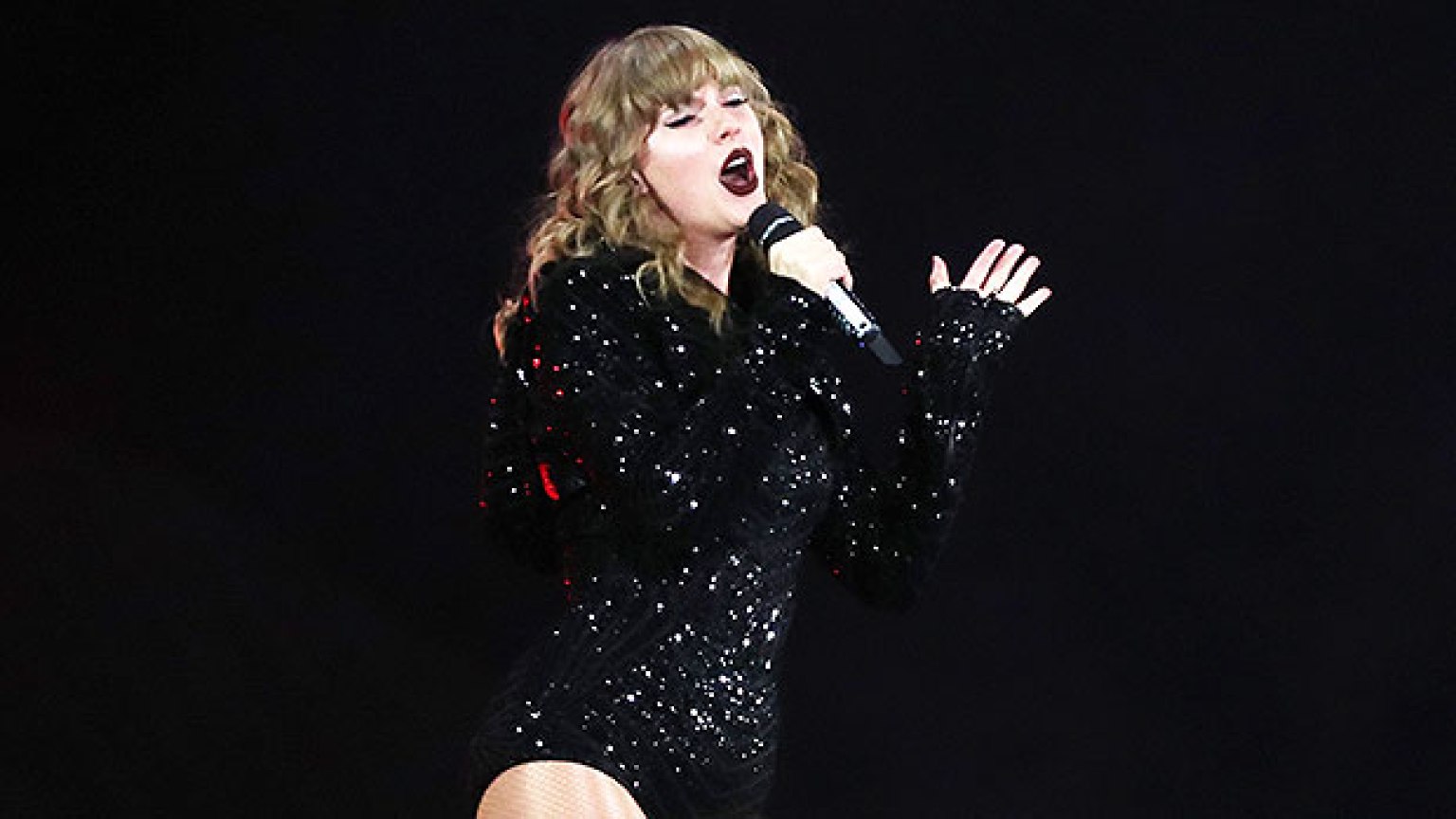 Taylor Swift Blows Nose Onstage & Throws Issue In Audience: Watch ...