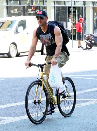 New York City, NY  - *EXCLUSIVE*  - Justin Theroux shows his toned arms and wears a Selena Gomez “Spring Breakers” movie tank top shirt during a bike ride around Manhattan’s Soho area.Pictured: Justin TherouxBACKGRID USA 25 JULY 2023 BYLINE MUST READ: BrosNYC / BACKGRIDUSA: +1 310 798 9111 / usasales@backgrid.comUK: +44 208 344 2007 / uksales@backgrid.com*UK Clients - Pictures Containing ChildrenPlease Pixelate Face Prior To Publication*