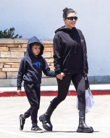 Calabasas, CA - *EXCLUSIVE* - Kourtney Kardashian sports an all-black ensemble as she takes her youngest son Reign Aston Disick to get some Italian food in Calabasas. The newly married reality star may be longing for some of the amazing food she had during her recent trip to Portofino while celebrating her wedding to Travis Barker. Pictured: Kourtney Kardashian BACKGRID USA 3 JUNE 2022 USA: +1 310 798 9111 / usasales@backgrid.com UK: +44 208 344 2007 / uksales@backgrid.com *UK Clients - Pictures Containing Children Please Pixelate Face Prior To Publication*