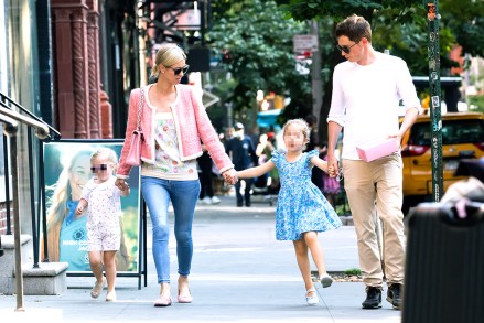 **USE CHILD PIXELATED IMAGES IF YOUR TERRITORY REQUIRES IT**


Nicky Hilton, James Rothschild take the kids to the Cupcake Store in New York City today.

Pictured: James Rothschild,Nicky Hilton,Teddy Rothschild,Lily-Grace Rothschild
Ref: SPL5229246 260521 NON-EXCLUSIVE
Picture by: JM / SplashNews.com

Splash News and Pictures
USA: +1 310-525-5808
London: +44 (0)20 8126 1009
Berlin: +49 175 3764 166
photodesk@splashnews.com

World Rights