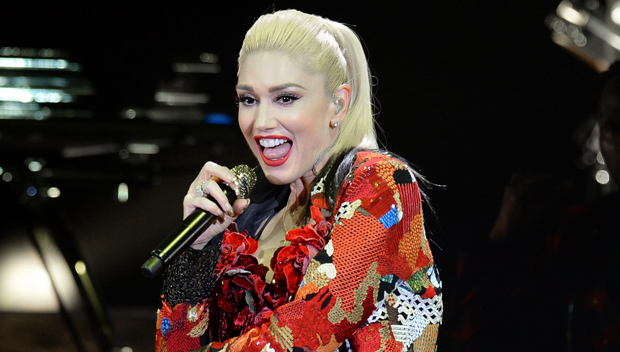 Gwen Stefani Forgets Her Lyrics Makes A Joke About It In Concert Hollywood Life