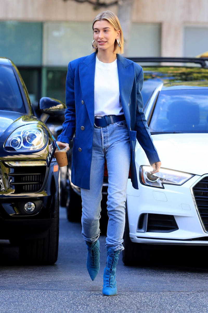 hailey-baldwin-blue-yellow-outfits-backg