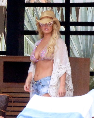Jessica Simpson having a good time with  some friends in Los Cabos, Mexico.  Pictured: jessica simpson Ref: SPL1253261 300316 NON-EXCLUSIVE Picture by: SplashNews.com  Splash News and Pictures Los Angeles: 310-821-2666 New York: 212-619-2666 London: 0207 644 7656 Milan: 02 4399 8577 photodesk@splashnews.com  World Rights, No France Rights, No Italy Rights, No Mexico Rights, No New Zealand Rights