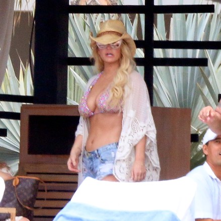 Jessica Simpson having a good time with  some friends in Los Cabos, Mexico.Pictured: jessica simpsonRef: SPL1253261 300316 NON-EXCLUSIVEPicture by: SplashNews.comSplash News and PicturesLos Angeles: 310-821-2666New York: 212-619-2666London: 0207 644 7656Milan: 02 4399 8577photodesk@splashnews.comWorld Rights, No France Rights, No Italy Rights, No Mexico Rights, No New Zealand Rights