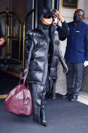 Kim Kardashian heads to SNL rehearsal in another all black outfit. 06 Oct 2021 Pictured: Kim Kardashian. Photo credit: MEGA TheMegaAgency.com +1 888 505 6342 (Mega Agency TagID: MEGA794300_004.jpg) [Photo via Mega Agency]