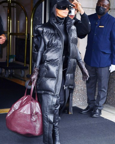 Kim Kardashian heads to SNL rehearsal in another all black outfit. 06 Oct 2021 Pictured: Kim Kardashian. Photo credit: MEGA TheMegaAgency.com +1 888 505 6342 (Mega Agency TagID: MEGA794300_004.jpg) [Photo via Mega Agency]