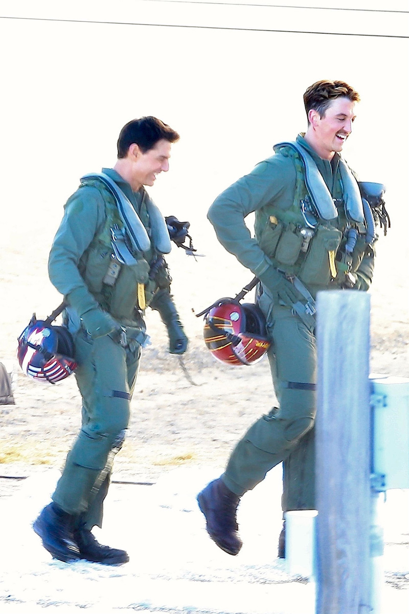 Lake Tahoe, CA - *EXCLUSIVE* - Actors Tom Cruise and Miles Teller were spotted filming action scenes in fighter pilot suits for their upcoming film 'Top Gun 2' on location in Lake Tahoe, California. Shot on 12/12/18. Pictured: Tom Cruise, Miles Teller BACKGRID USA 15 DECEMBER 2018 BYLINE MUST READ: W Blanco / BACKGRID USA: +1 310 798 9111 / usasales@backgrid.com UK: +44 208 344 2007 / uksales@backgrid.com *UK Clients - Pictures Containing Children Please Pixelate Face Prior To Publication*