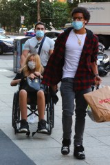 New York, NY  - *EXCLUSIVE*  - Wendy Williams looks frail as she arrives home with her son Kevin Hunter Jr and a helper pushing her in a wheelchair.Pictured: Wendy Williams, Kevin Hunter JrBACKGRID USA 24 SEPTEMBER 2021USA: +1 310 798 9111 / usasales@backgrid.comUK: +44 208 344 2007 / uksales@backgrid.com*UK Clients - Pictures Containing Children
Please Pixelate Face Prior To Publication*