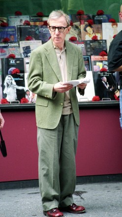 Photo by: Henry Lamb/Photo Wire/STAR MAX, Inc. copyright 2002ALL RIGHTS RESERVEDTelephone/Fax: (212) 995-11966/7/02Woody Allen on the set of Allen's "spring project".(Times Square, NYC) (Star Max via AP Images)