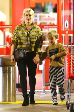 Studio City, CA - *EXCLUSIVE* - Hilary Duff and Matthew Koma go shopping with Luca at Target. Perhaps the family are getting some preemptive Holiday shopping done together.Pictured: Hilary DuffBACKGRID USA 1 DECEMBER 2018 USA: +1 310 798 9111 / usasales@backgrid.comUK: +44 208 344 2007 / uksales@backgrid.com*UK Clients - Pictures Containing ChildrenPlease Pixelate Face Prior To Publication*