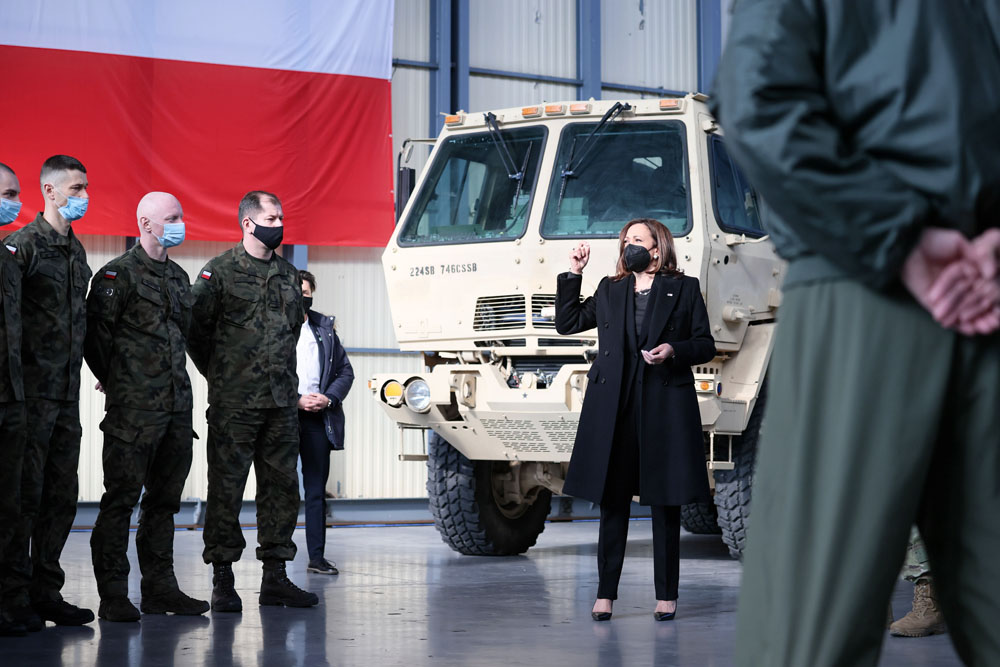 La vicepresidenta estadounidense Kamala Harris (C) durante su reunión con soldados polacos y estadounidenses en la primera base aérea de Varsovia, Polonia, el 11 de marzo de 2022. La visita del vicepresidente estadounidense es una demostración del apoyo de Estados Unidos al flanco oriental de la OTAN aliados ante la invasión rusa en Ucrania. La vicepresidenta estadounidense Kamala Harris visita Polonia y Varsovia - 11 de marzo de 2022