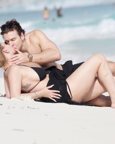 Top Shanna Moakler Looks Stunning In A Bikini As She Kisses Her Boyfriend On A Beach In Mexico